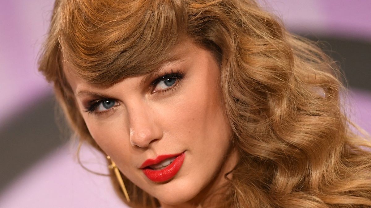 Znáte nejlepší dvojnici Taylor Swift? Je to trans žena, kterou si se zpěvačkou spletl i Travolta a předal jí cenu MTV!